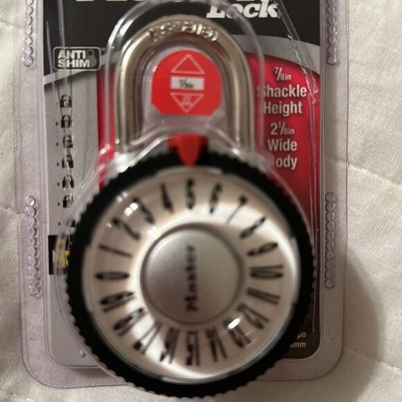 Master Lock General Security Level 3 7/8 Shackle height 2 1/8 Wide Body - Picture 2 of 8